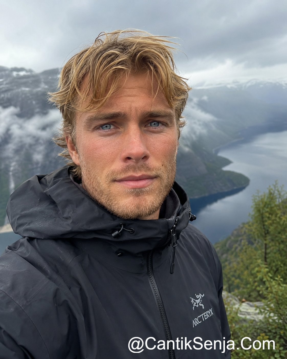 Pria Norwegia pirang bermata biru di fjord Norwegia